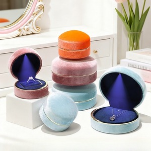 กล่องใส่เครื่องประดับกำมะหยี่คุณภาพสูงแบบกำหนดเอง พร้อมไฟ LED สำหรับแหวน จี้ สร้อยข้อมือ และเครื่องประดับอื่นๆ กล่องบรรจุภัณฑ์อเนกประสงค์ - Product Image 1