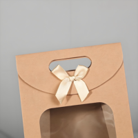 Nouveau style de sac cadeau de luxe en carton ivoire, portable, avec fenêtre, support à nœud solide, sacs en papier écologiques et durables