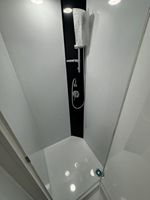 Caravane de camping familiale bicolore noir et argent avec auvent en aluminium pour la vie mobile