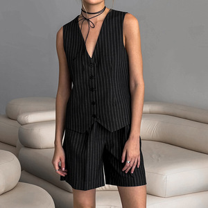 Damen Sommer <span class=keywords><strong>Casual</strong></span> Locker Gestreiftes V-Ausschnitt Ärmelloses Knopfleisten-Top und Shorts Zweiteiliges Set - Product Image 1