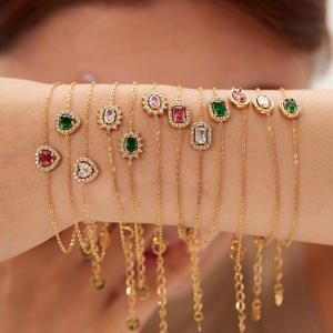 Bracciale da donna di lusso leggero con catena a maglie e zirconi a cuore, in acciaio inossidabile placcato oro 18K, stile INS transfrontaliero, con girasole quadrato - Product Image 1