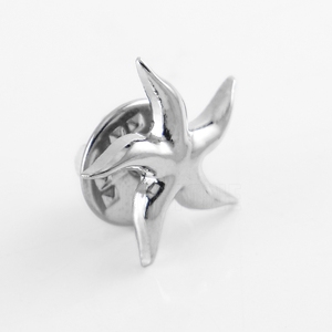 Épingles à revers personnalisées en forme d'étoile <span class=keywords><strong>de</strong></span> mer, en argent plaqué, moulées en 3D, avec impression sérigraphique pour hôtels et complexes hôteliers - Product Image 4