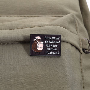 オクトーバーフェストエナメルピン面白いドイツ語引用ブローチBitte Nicht Schubsenバッジギフトジュエリー卸売供給 - Product Image 3