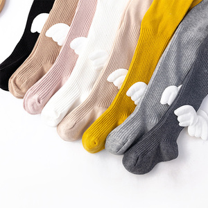 <span class=keywords><strong>Leggings</strong></span> in <span class=keywords><strong>pile</strong></span> lavorato a maglia OEM ODM per neonati con ali d'angelo e calzini annodati, collant per bambine, abbigliamento per bambini - Product Image 3