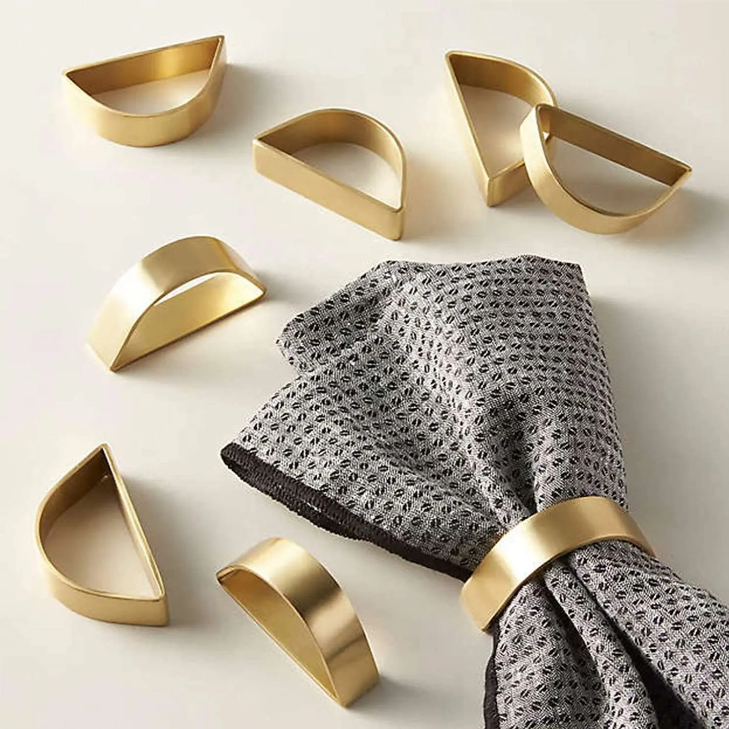 Portatovaglioli a forma di D portatovagliolo modernista in oro spazzolato/argentato per matrimoni, banchetti, decorazioni metalliche