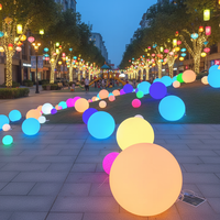 Lumière de sphère de boule de LED alimentée directement 110-240V avec ampoule de douille E27 boules en plastique multicolores 60cm