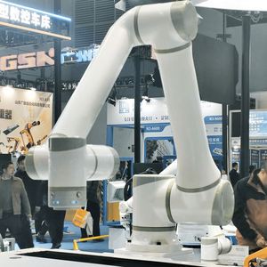 Cobot 6 axes HWINT économique pour l'enseignement par dragage, le polissage à finition miroir, le traitement de surface et la manutention de produits - Product Image 1