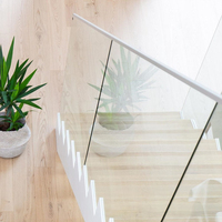 Escalier en zigzag intérieur avec balustrade en verre entièrement transparente