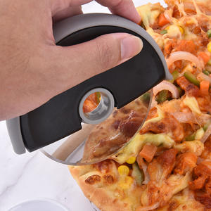 Cortador de rueda de <span class=keywords><strong>Pizza</strong></span> de acero inoxidable fino desechable transfronterizo cortador de rodillo redondo con Tira protectora de goma herramientas de <span class=keywords><strong>Pizza</strong></span> - Product Image 2