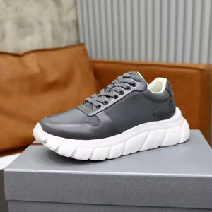 Nuevos zapatos deportivos de cuero negro de moda e informales - Product Image 1