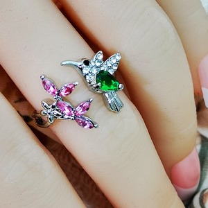Anello vintage con uccellino in tonalità rosa e verde, regalo esagerato per donna, ideale per feste e uso quotidiano - Product Image 2