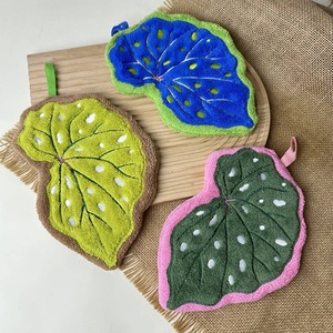 Serviette à main en polaire corail en forme de feuille, brodée, absorbante et douce, pour la cuisine, la salle de bain et les enfants - Product Image 2