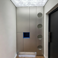 Meuble à chaussures moderne gris argenté multi-portes en métal avec base flottante pour entrée et couloir