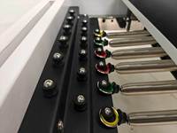 Lit de Pilates Reformer en chêne peint blanc avec accessoires complets pour usage commercial professionnel en salle de sport, studio de yoga et entraînement corporel