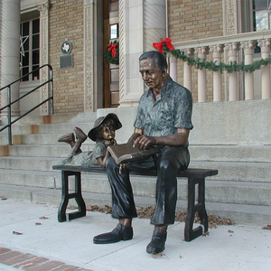 Statue en bronze bronze homme sur banc sculpture lecture avec petite fille - Product Image 1