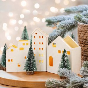 Casas de Pueblo Navideñas de Cerámica Nórdica Blanca Hechas a Mano con Iluminación LED, Certificadas por BSCI, Impresas con Serigrafía - Product Image 3