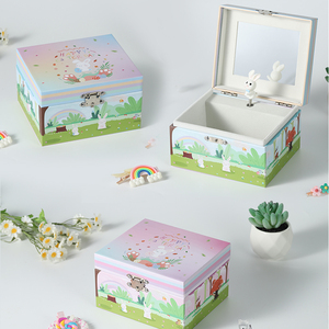 Boîte à <span class=keywords><strong>musique</strong></span> personnalisée en bois de luxe avec figurine de lapin rotative |   Bijou musical artisanal pour filles, souvenir d'anniversaire - Product Image 3