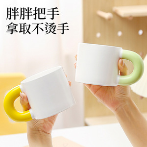 Mug en céramique mignon à motif de dessin animé avec poignée colorée et bombée, 301-400 ml, design sérigraphié pour usage général - Product Image 3