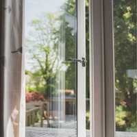Fenêtre UPVC de villa de taille personnalisée avec écran intérieur Fenêtre à battant extérieure insonorisée en verre trempé double isolation thermique