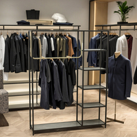 Meubles modernes pliables en bois présentoirs noirs et dorés pour magasin de vêtements cintres suspendus durables pour la décoration d'étagère de magasin
