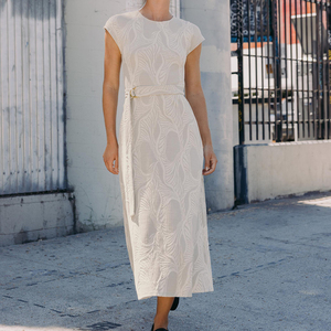 Robe <span class=keywords><strong>maxi</strong></span> fluide à manches courtes pour femmes, motif <span class=keywords><strong>de</strong></span> feuilles beige, élégante, nouvelle collection Wisrise, OEM personnalisée - Product Image 1