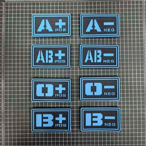 ป้ายเสื้อผ้า PVC 3 มิติ แสดงหมู่เลือด A+B+AB+O+ พร้อมแถบตีนตุ๊กแกสำหรับติดหมวก - Product Image 3