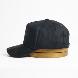 Gorra de Béisbol de Gamuza Personalizable con su Logotipo, Gorras Deportivas Personalizadas con Bordado Cruzado y Detalle de Pedrería para un Estilo Único - Product Image 4
