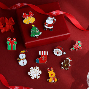 Badge découpé en métal argenté de Noël avec motif de sapin de Noël, bonhomme de neige, cloches, rennes et cannes en sucre - Épingle souvenir - Product Image 6