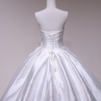 Robe de mariée de luxe classique 26113D en satin et dentelle florale, longueur ras du sol, grande taille, style robe de bal, ornée de perles