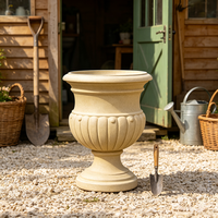 Urne de jardin classique à piédestal cannelé en résine, faite et peinte à la main, beige, texture pierre, style vintage romain, pour patio, véranda, extérieur