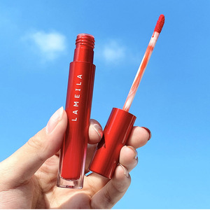 ลิปกลอสแบบหลอดสีแดงที่ให้ความเงางามแบบซาตินแมตต์ไม่ทำให้สีปากจางหายง่าย ลิปกลอสสีสดใส ลิปกลอส ลิปกลอส เมคอัพ - Product Image 6