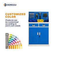Station de travail industrielle pour le rangement d'outils avec panneau perforé, bacs à pièces et armoire en acier verrouillable pour la maintenance des lignes d'assemblage