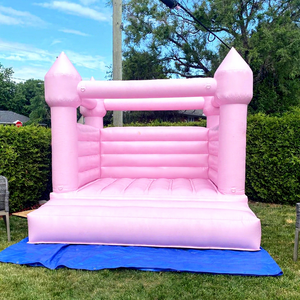 Castillo inflable rosa de calidad comercial para niños, ideal para fiestas de saltos al aire libre. - Product Image 1