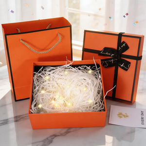 Boîte <span class=keywords><strong>en</strong></span> PVC personnalisée pour l'emballage <span class=keywords><strong>de</strong></span> fleurs, bouquet <span class=keywords><strong>de</strong></span> roses, présentoir carré et boîte cadeau pour parfum - Product Image 2