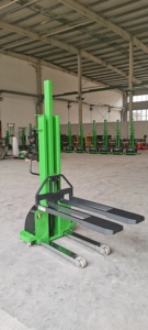 Apilador de elevación semi eléctrico 1000KG <span class=keywords><strong>2200lbs</strong></span> Capacidad 1,6 M 63 pulgadas Altura de elevación Patas de sillín con horquillas ajustables - Product Image 4