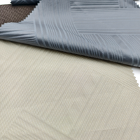 Tissu en Pongee Tricoté Effet Cuir Imperméable et Coupe-Vent avec Monogramme, Tissu pour Veste en Taffetas Enduit PU Artificiel 135GSM – Vente en Gros
