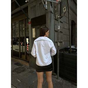 เสื้อเบลาส์และเสื้อเชิ้ตคอปกราชินีสำหรับผู้หญิงชุด2500หรูหรา - Product Image 1