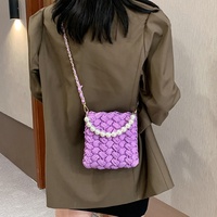 Sac à bandoulière en crochet fait main Hyuna Pearl avec chaîne en fil et bandes de tissu tissées