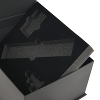 Boîte cadeau élégante avec logo estampé or, gaufrage, pelliculage mat, matériaux recyclés, accent ruban noir pour emballage cadeau haut de gamme
