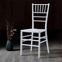 Vente en gros de chaises blanches en plastique d'extérieur avec matériau PP durable, étanches et empilables pour une utilisation dans un hôtel de ferme, un mariage et un banquet