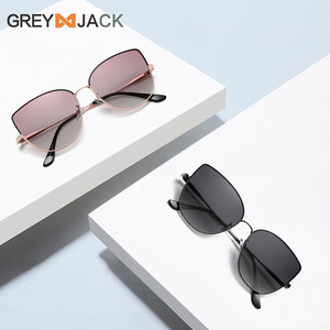 Gafas de sol Greyjack Cat Eye para mujer, montura metálica, doradas, UV400, a la moda, para salidas y fiestas - Product Image 2