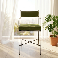 Tabouret de bar en fer forgé fin noir avec accoudoirs, coussins vert olive à bordure, style moderne, hauteur de comptoir, pour cuisine, bistrot, bar, extérieur, hôtel
