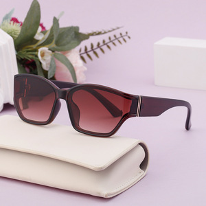 Gafas de Sol Cuadradas Modernas para Mujer, Protección UV400, Montura de PC, Lentes Negras, Estilo Cross Border FY-99202 - Product Image 1
