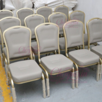 Chaise de banquet empilable en coton haute densité, finition métal doré de luxe, pour hôtel, mariage, salle à manger, événements et fêtes - Vente en gros