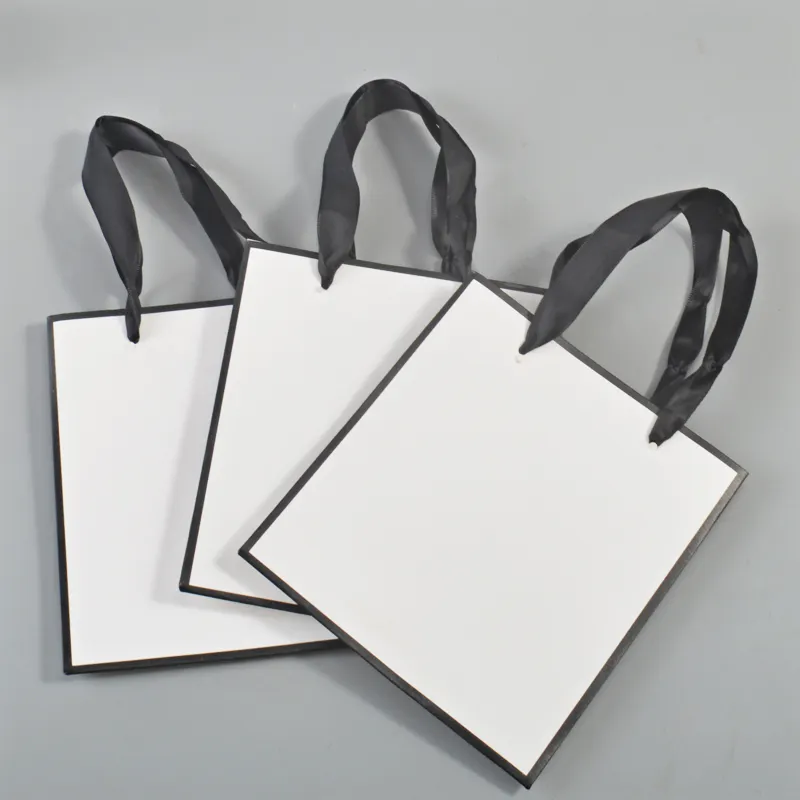 طباعة شعار مخصص بالجملة صالح البقالة بوتيك للذهاب الأبيض البني حقيبة هدايا ورقية من الكرافت مع مقبض