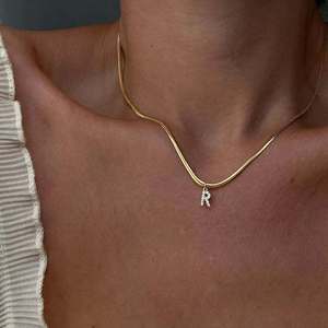 26 colgantes del alfabeto collar delicado 18K chapado en oro serpiente inicial letras de circón completo joyería de latón de moda con cadena de eslabones - Product Image 2