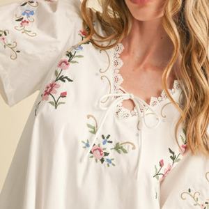 เดรสฤดูร้อนขายส่งสำหรับผู้หญิง เดรสลำลองทรงหลวมแบบเรียบร้อย คอวี แต่งลูกไม้ ปักลายดอกไม้ เดรสสั้น - Product Image 5