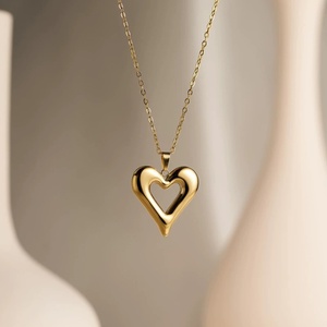 Collar Minimalista de Acero Inoxidable con Colgante de Lazo y Corazón Chapado en Oro de 18K, Diseño Hueco de Amor, Regalo para Mujer, Resistente al Agua - Product Image 3