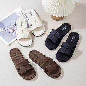Venta al por mayor directa de fábrica: Zapatillas baratas para mujer africanas, nuevas sandalias planas de moda para verano, stock mixto de marcas Fujian. - Product Image 4