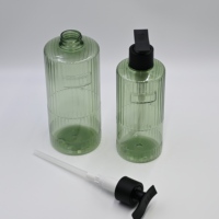 Bouteille Pompe PET Verticale Canelée 500ml 800ml Transparente Verte pour Shampooing avec Pompe Noire et Zone Logo Vierge Sérigraphiée